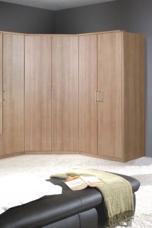 Γωνιακή ντουλάπα στο εσωτερικό του υπνοδωματίου βελανιδιάς