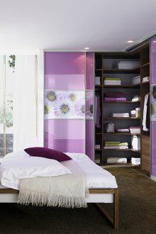 Γωνιακή ντουλάπα στο εσωτερικό του υπνοδωματίου μωβ