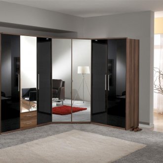 Γυαλιστερή γωνιακή ντουλάπα στο εσωτερικό του υπνοδωματίου