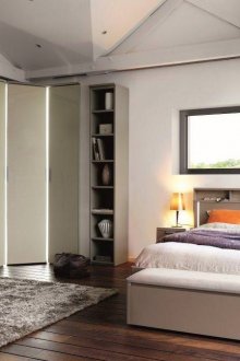 Γωνιακό ντουλάπι στο εσωτερικό του υπνοδωματίου