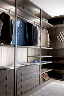 Μεγάλη γωνιακή ντουλάπα στο εσωτερικό του υπνοδωματίου