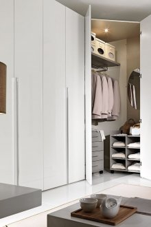 Γωνιακή ντουλάπα στο μοντέρνο εσωτερικό υπνοδωματίου