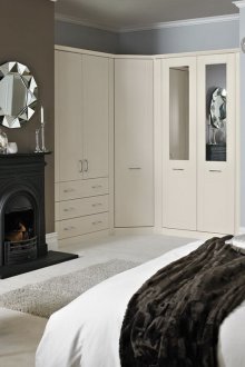 Γωνιακή ντουλάπα στο εσωτερικό της κρεβατοκάμαρας σε νεοκλασικό στιλ