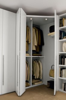 Γωνιακή ντουλάπα στο εσωτερικό του υπνοδωματίου με ράφια