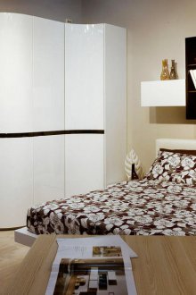 Γωνιακή ντουλάπα στην εσωτερική ακτίνα του υπνοδωματίου