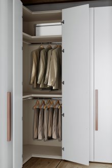 Γωνιακή ντουλάπα στο εσωτερικό του υπνοδωματίου