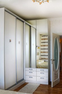 Γωνιακή ντουλάπα στο εσωτερικό του υπνοδωματίου