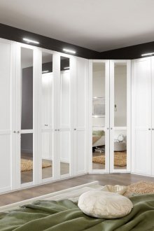 Γωνιακή ντουλάπα στο εσωτερικό τμήμα του υπνοδωματίου