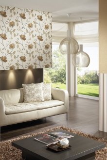 Οριζόντια συνδυασμός κρέμας και καφέ ταπετσαρία στο σαλόνι