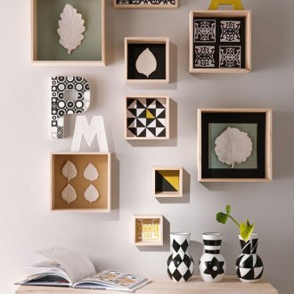 Τα έργα ζωγραφικής στο εσωτερικό είναι μικρά