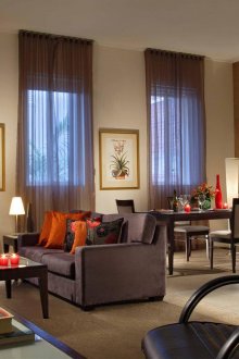 Ο συνδυασμός λευκού και καφέ ταπετσαρίας στο εσωτερικό του καθιστικού