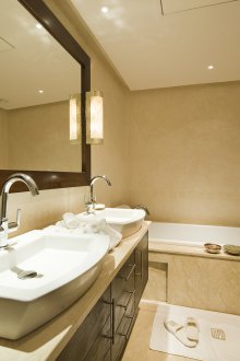 Μπεζ εσωτερικό μπάνιο