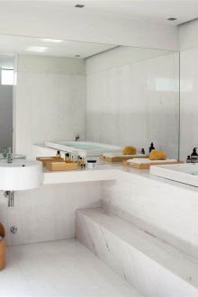 Λευκό εσωτερικό μπάνιο