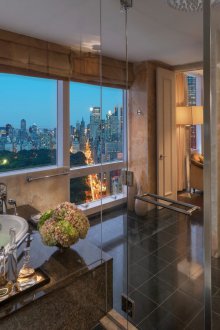 Εσωτερικό του μπάνιου είναι μεγάλο