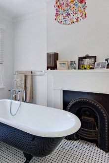 Εσωτερικό μπάνιο με τζάκι