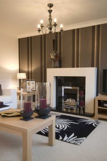 Λευκή και σκοτεινή ριγέ ταπετσαρία στο εσωτερικό του καθιστικού.