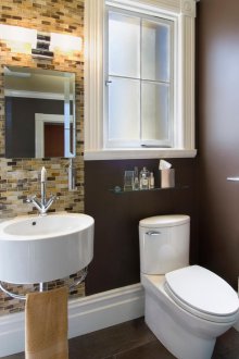 Εσωτερικό του μπάνιου είναι μικρό