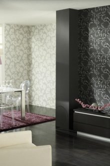 Συνδυασμός ελαφριάς και σκοτεινής ταπετσαρίας με το ίδιο μοτίβο στο εσωτερικό του καθιστικού