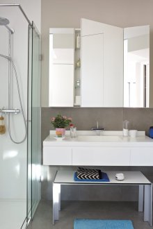 Εσωτερικό μπάνιο με νεροχύτη