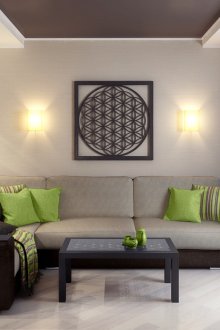 Ο συνδυασμός γκρι και μαύρης ταπετσαρίας στο εσωτερικό του καθιστικού