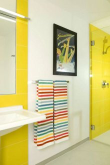 Κίτρινο εσωτερικό μπάνιο