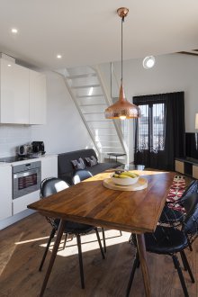 Σχεδιασμός διαμερίσματος στούντιο με γυαλιστερά έπιπλα