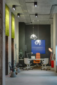 Εσωτερική διακόσμηση γραφείου του κεφαλιού σε βιομηχανικό στυλ