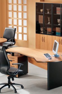 Εσωτερικός σχεδιασμός ενός γραφείου του κεφαλιού με τραπέζι διαπραγματεύσεων