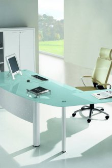 Εσωτερική διακόσμηση ενός γραφείου του κεφαλιού με ένα γυάλινο τραπέζι