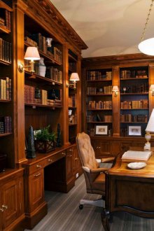 Εσωτερική διακόσμηση ενός γραφείου του κεφαλιού με ράφια