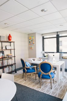 Εσωτερική διακόσμηση του γραφείου του επικεφαλής μιας γυναίκας