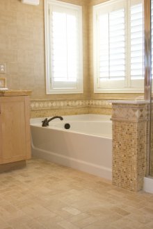 Stort beige badrum