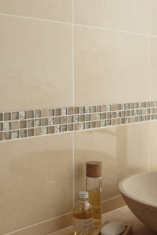 Beige badrum med en gräns