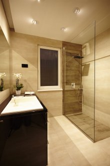 Μπεζ μπάνιο στο σπίτι.