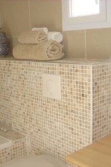 Μπεζ μπάνιο με γυψοσανίδα