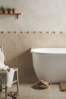 Μπεζ μπάνιο με πλακάκια