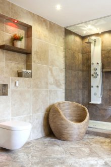 Μπεζ μπάνιο με πέτρινα πλακάκια