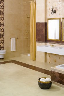 Μπεζ μπάνιο με συνδυασμένα πλακάκια