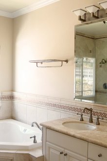 Μπεζ μπάνιο με βαμμένους τοίχους