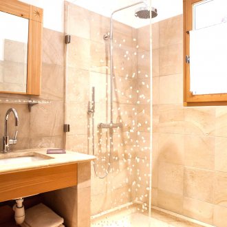 Μπεζ φινίρισμα μπάνιου