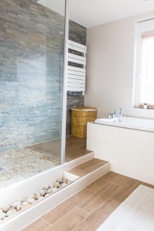 Μπεζ μπάνιο με πλακάκια