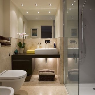 Μπεζ μπάνιο με καθρέφτη.