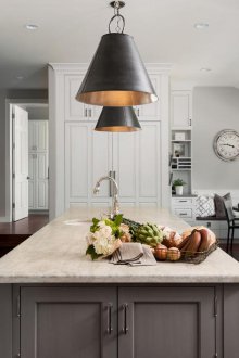 Ψυγείο κάτω από το παράθυρο στο ακουστικό