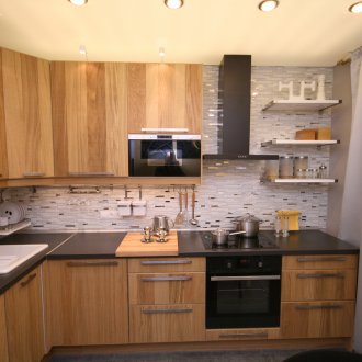 Μικρή λευκή τηλεόραση στην κουζίνα