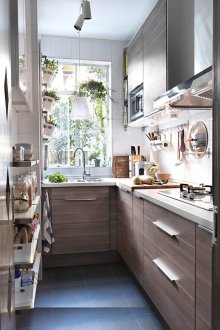 Khrushchevsky ψυγείο κάτω από το παράθυρο πλαστικοποιημένο