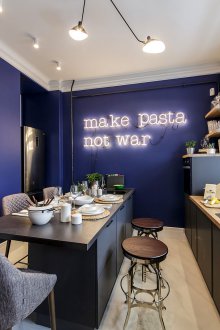 Ψυγείο κάτω από το παράθυρο στο στυλ πατάρι