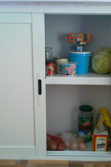 Ψυγείο κάτω από ένα παράθυρο σε μια θέση