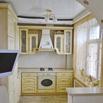 Μικρή τηλεόραση σε μια κλασική κουζίνα