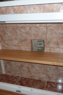 Ψυγείο κάτω από το παράθυρο με πλακάκια