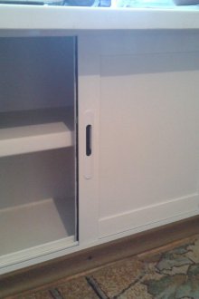 Ψυγείο κάτω από το παράθυρο με συρόμενες πόρτες